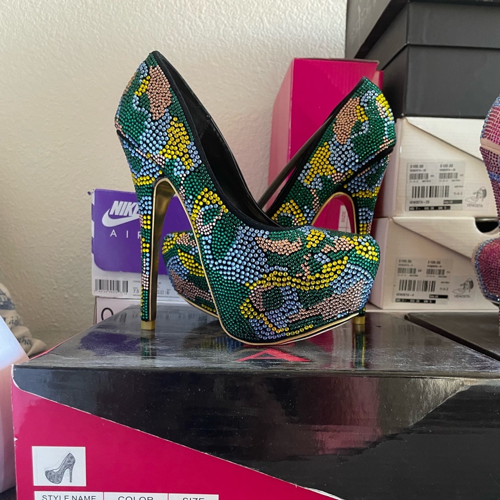 Brand new - 7.5 Perfect compliment to a party dress